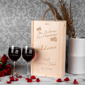 Kieliszki na wino w skrzynce dla chrzestnego